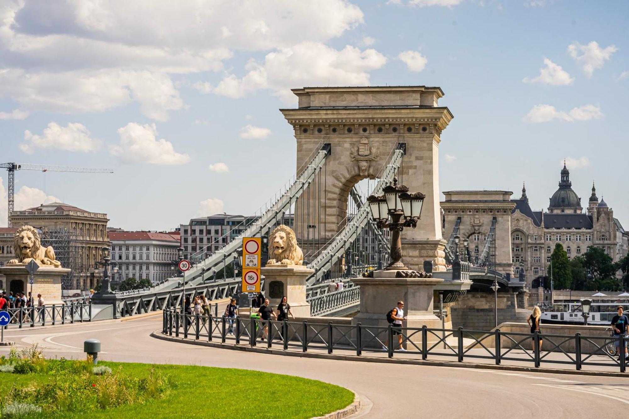 Elegant Escape By Buda Castle For Pleasure Seekers Budapeste Exterior foto